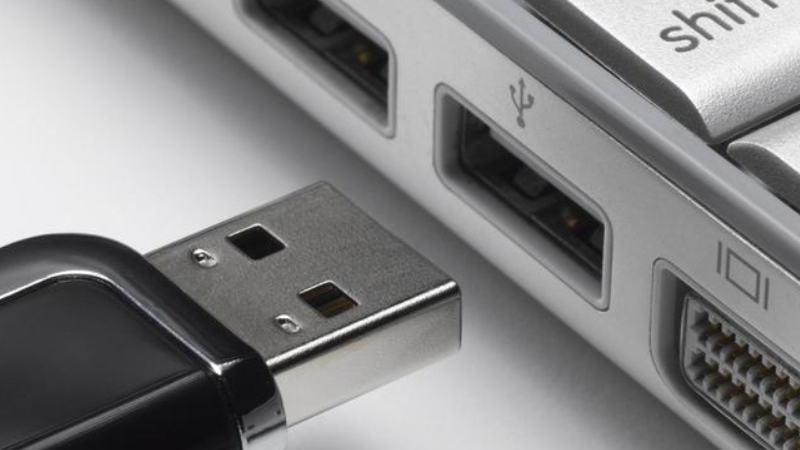 Cần vệ sinh cổng USB